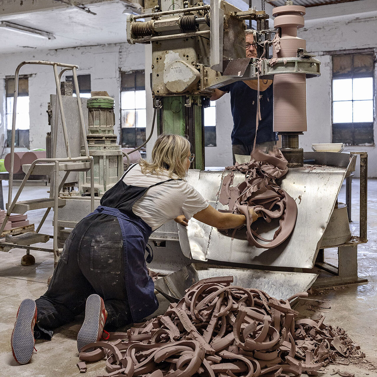 Heidi Bjørgan (NO) undersöker den estetiska potentialen i förbisedda föremål, bland annat restmaterial från fabrikens porslinsproduktion. Foto: Dorte Krogh.