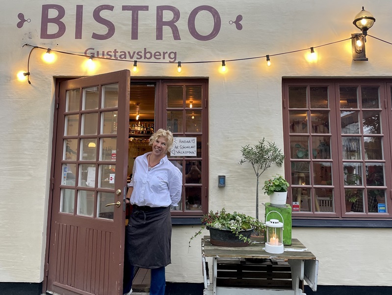 Anna hälsar välkommen i entrén till Bistro Gustavsberg.
