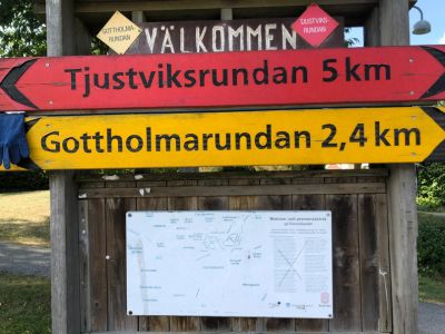 Bild på skyltarna över Gottholma och Tjustviks-rundan