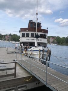 Foto på färjan Gustafsberg sju som sommartid går mellan Stockholm, Artipelag, Gustavsberg